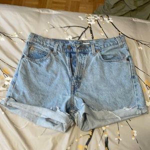 VINTAGE LEVI’S DENIM MOM SHORTS.